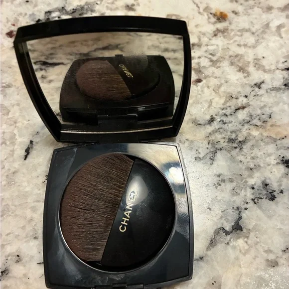 CHANEL Make up AUTHENTIC Powder Compact , brush, powder with Black Logo - Picture 4 of 6